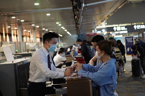 旅客在机场值机柜台办理登机手续