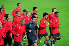 曼联球员在训练场上继续练习