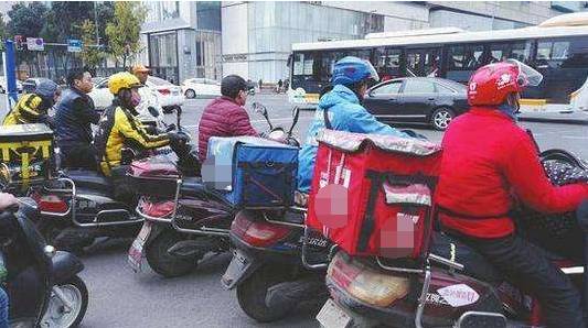 京东配送员骑车送货场景