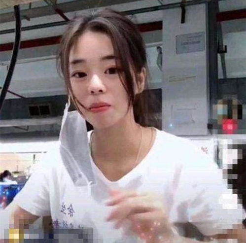 金巧巧直播时表情尴尬