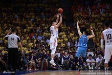 CBA总决赛G2现场观众热烈欢呼