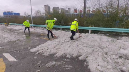 市民在冰雹天气中撑伞避雨