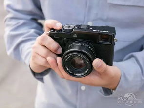 摄影师手持富士撕拉片拍摄场景