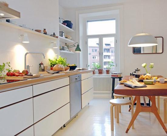 年轻人在厨房中专注烹饪<p>“我从小就对做饭特别感兴趣，每次看到妈妈在厨房忙碌的身影，我都觉得那是一种幸福。”李明在接受采访时说道，“我知道这听起来可能有点奇怪，但对我来说，烹饪不仅仅是一门技能，更是一种生活方式。”</p><br>