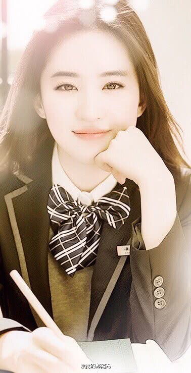 宸玥素颜穿校服回应整容质疑