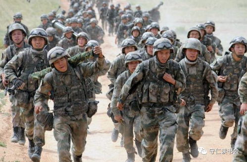 解放军士兵在训练中高喊口号