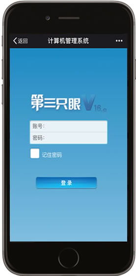 操控员在电脑前同时控制三台龙门吊作业
