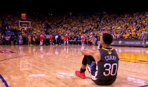 库里受伤离场画面