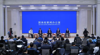 民营企业家在办公室认真阅读法律文本