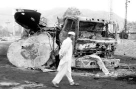 巴基斯坦居民区遭无人机袭击后的废墟