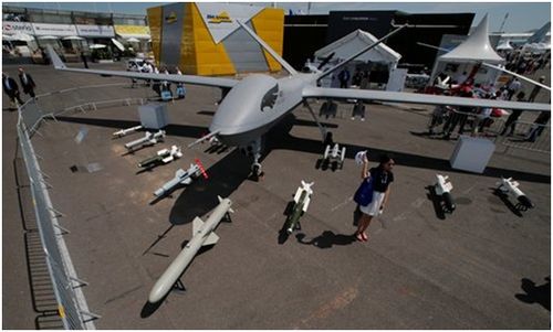 巴基斯坦国产翼龙-2无人机编队飞行训练