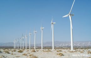 风力发电机和太阳能板在阴天中的照片