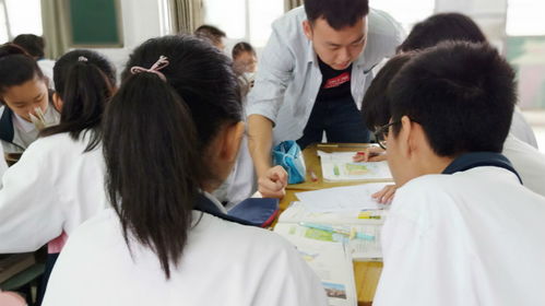 学生在课堂上热烈讨论推理题