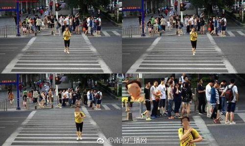 街头大屏上显示妈字的创意画面