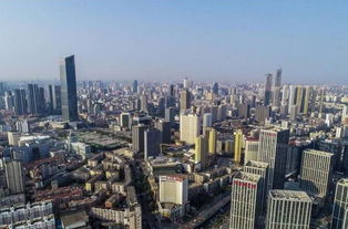 一个人站在城市高楼之间思考未来发展方向的背影