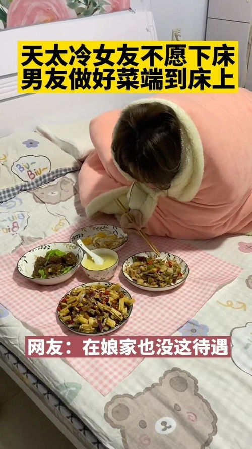 女子微笑端上刚做好的饭菜
