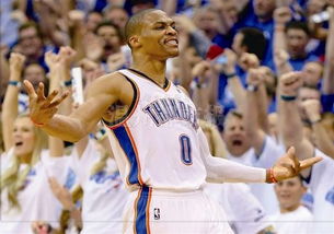 雷霆球员庆祝得分