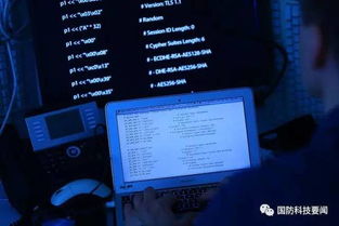 网络攻击模拟示意图，黑客入侵电脑屏幕显示数据流