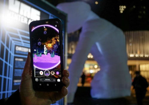 手机屏幕显示社交媒体上关于男子健身房搞笑视频的评论截图<br><h2 id=