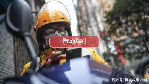 多个外卖骑手在街头等待取餐