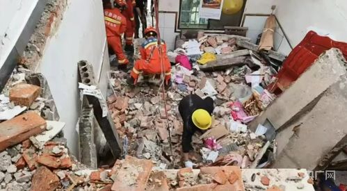 湖南岳阳冰雹砸坏屋顶场景