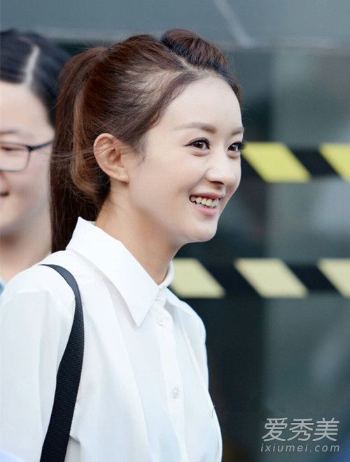 向佐回应赵丽颖模仿摸鼻梁手势，网友：抽象圣体再出圈！