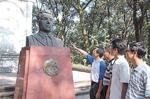 库里申科墓碑前的鲜花与铜像