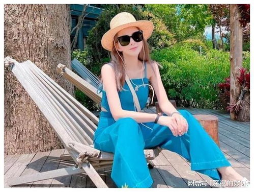 母亲在镜头前开心微笑