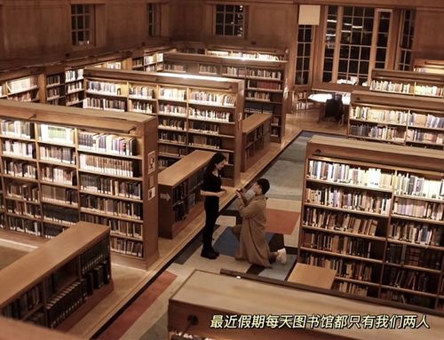 一位女性在牛津大学图书馆认真阅读<h2 id=