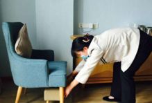 保洁阿姨与失主握手合影<p>她的行为不仅感动了失主，也感动了无数网友，更让我们重新思考：在快节奏、高压力的现代生活中，是否还能保持一颗真诚、善良的心？</p><p>或许，我们无法每个人都成为改变世界的人，但我们都可以从身边的小事做起，用自己的方式去温暖他人。</p><p style=