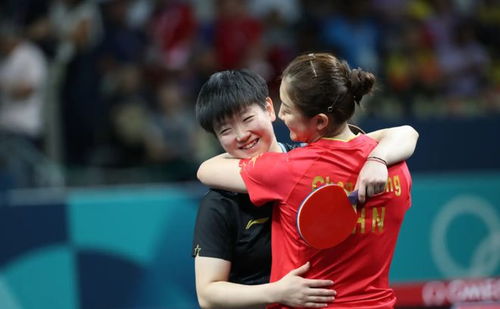 陈梦与孩子们合影庆祝比赛圆满结束