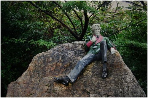 王尔德雕像与粉丝合影