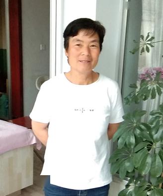 学生拿着成绩单露出笑容