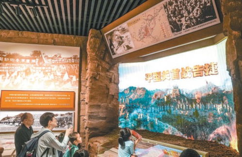 抗战纪念馆内参观者驻足观看展品