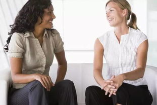 两个年轻人坐在老树下交谈的场景