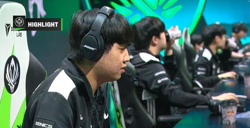 RNG战队选手表情严肃讨论战术