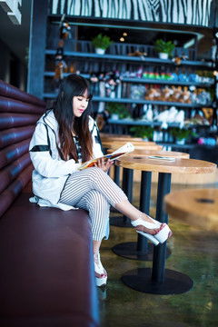 王晶晶在咖啡店看书