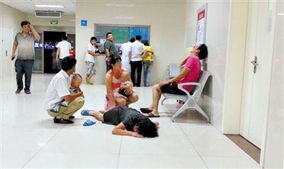 惊险一幕！爸爸没拉手刹溜车，姐姐飞身拉开婴儿车