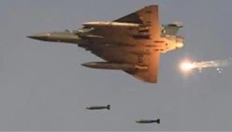 巴基斯坦士兵押送印度飞行员画面