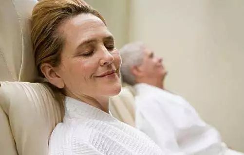 一位老人坐在简陋客厅中发呆