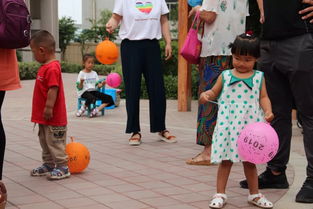 家长与孩子一起在活动现场合作完成任务