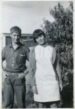 一张泛黄的老照片上是一对母子在公园玩耍