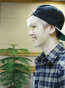 伯贤戴着搞怪头套表演