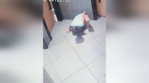 小男孩裤子还没提上就赶紧招呼顾客，真相让人唏嘘不已