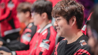 选手坐在电竞舞台替补席<br><p>当听到主持人念出我名字的时候，我的心跳几乎停了一拍。我知道，这一刻，我等了很久。</p><p>上场前，教练拍了拍我肩膀说：“别紧张，就当是平时训练。”但我心里明白，这不是训练，这是真正的战场。</p><p>最终我们战队取得了第三名的成绩，虽然没有夺冠，但我已经无比满足。因为我终于站上了那个曾经只能仰望的舞台。</p><h2 id=