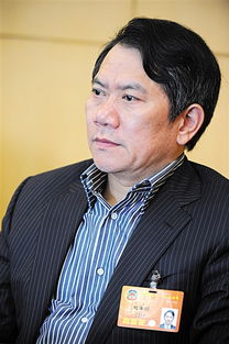 75岁董事长赤膊秀肌肉代言抗衰产品！网友：比施瓦辛格还猛？