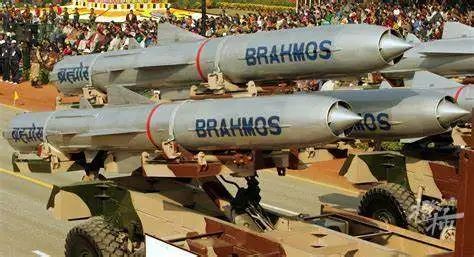 南航客机刚离开交战区 印度发射导弹｜印巴局势再升级，航班紧急避险背后的故事