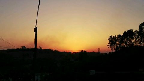 一个人在夕阳下独自散步沉思