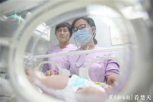 医护人员查看女婴病情