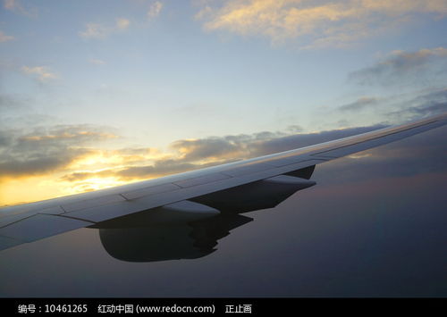 国际航班穿越云层飞行